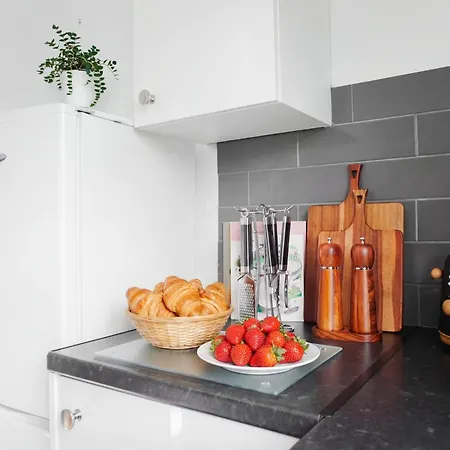 Spacious 3Br Family Home Near Coop Live And Etihad Stadium - Free Parking!-3